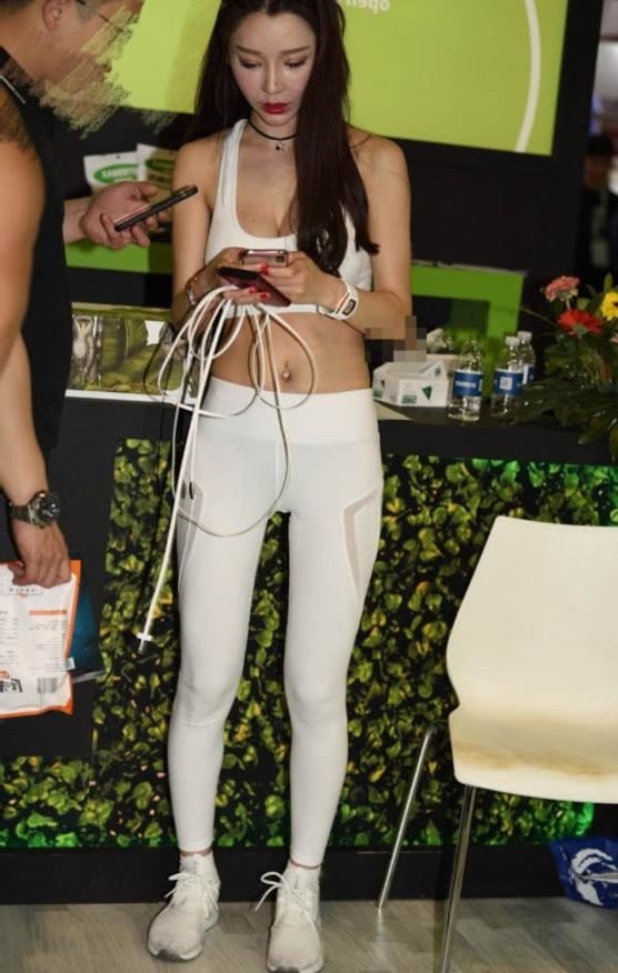 白色紧身裤辣妹，气质清纯，身材玲珑有致，露脐紧身衣尽显成熟女