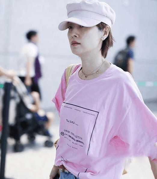 42岁马伊琍难得粉嫩一回！粉T恤搭牛仔破洞裤，网友：只有24岁吧