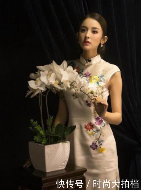 30岁赵丽颖穿旗袍，33岁戚薇穿旗袍，网友：杨幂是来搞笑的吧？