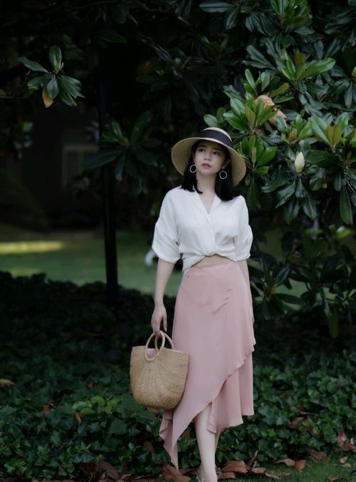  #气质#三木的高级穿搭又来一波！白色衬衫配“虾皮粉”半身裙，气质清新