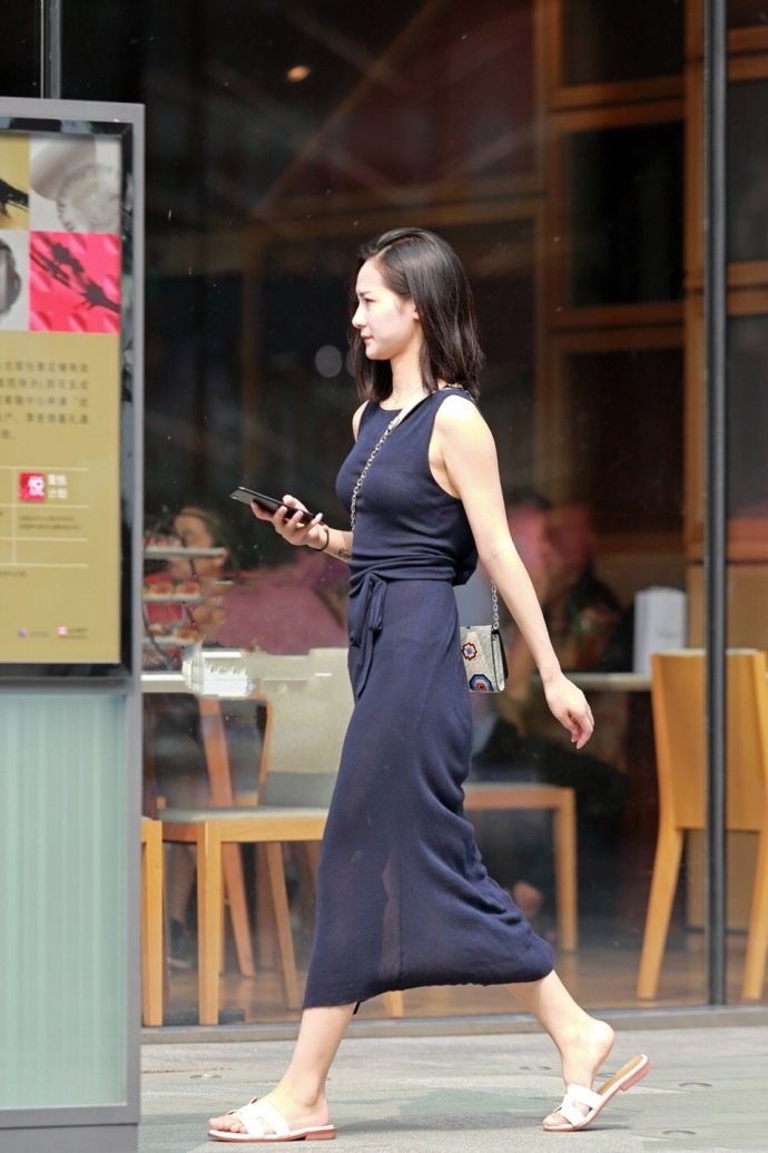 街拍：一步长裙的大姐姐，在阳光下大长腿掩盖不住!