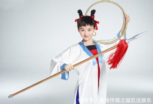 景甜的拍照姿势，图一美背迷人，图四混搭风，图六就差个风火轮了