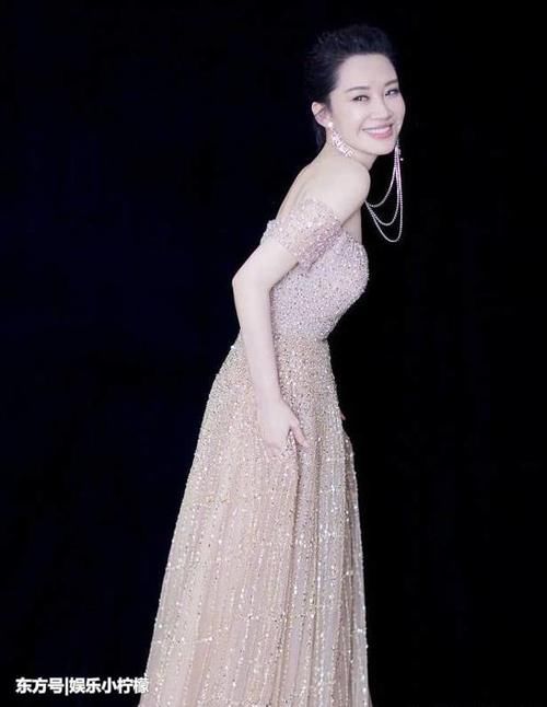 许晴好显嫩,穿一字肩裙优雅淑女,第一次见2个耳环连在一起戴!