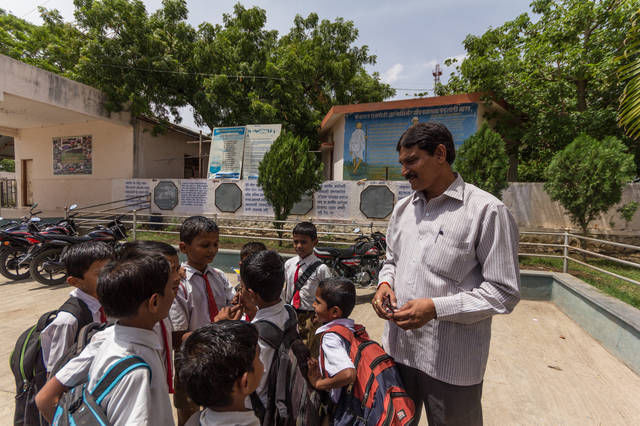  【老外】老外拍下中印两国最有钱的村庄，对比后感叹差距太大