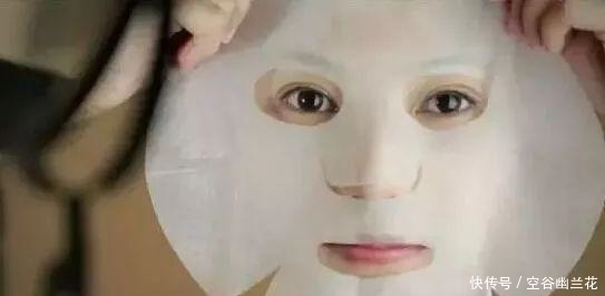  『女生』敷面膜时，里面的塑料纸别扔了，很多女生丢了，难怪皮肤越敷越干