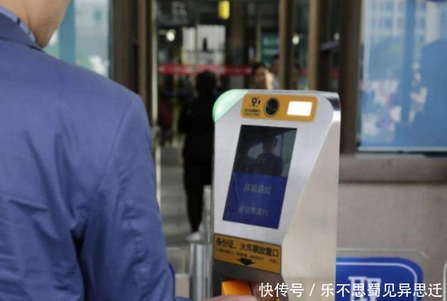  [排队]明明可以刷二代身份证进站，为什么有的人还是坚持排队取