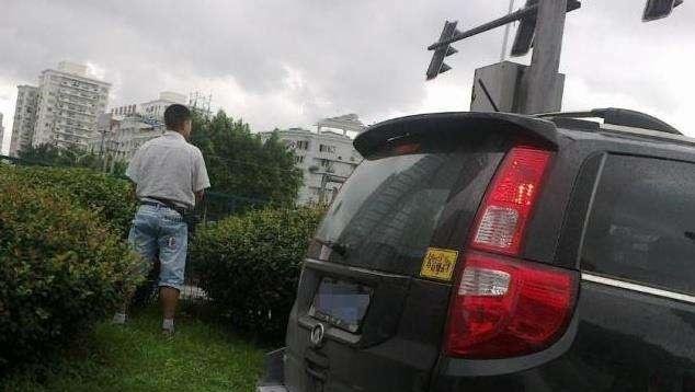 节假日走高速，遇“尿急”怎么解决老司机用这招方便又好使