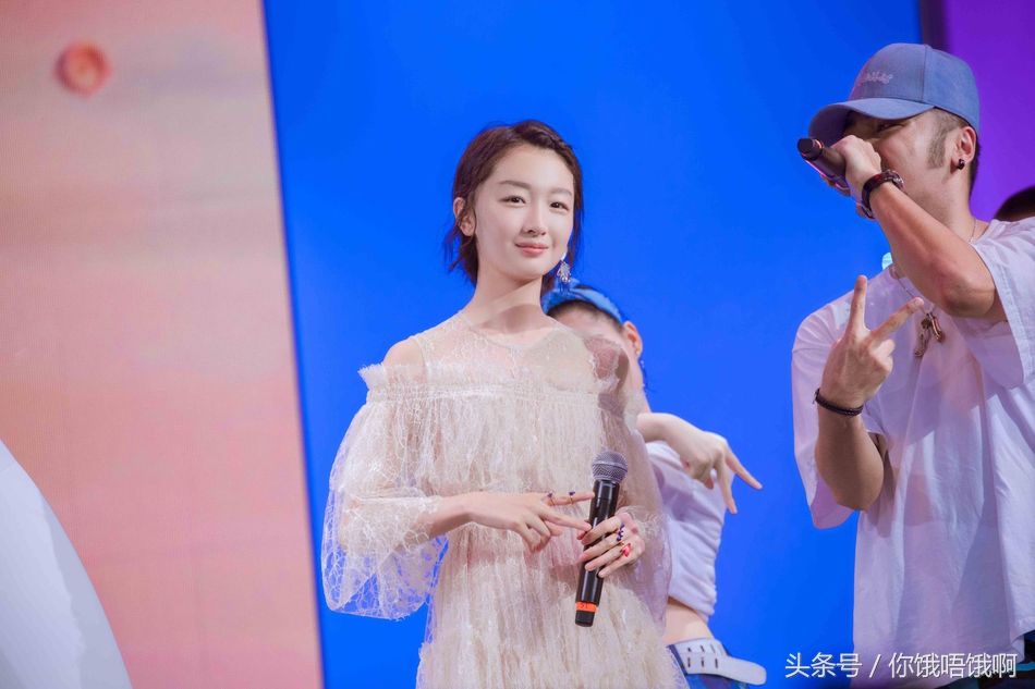 身高一米六的周冬雨 穿上高跟鞋腿长被拉到一米八 实在太不合理了