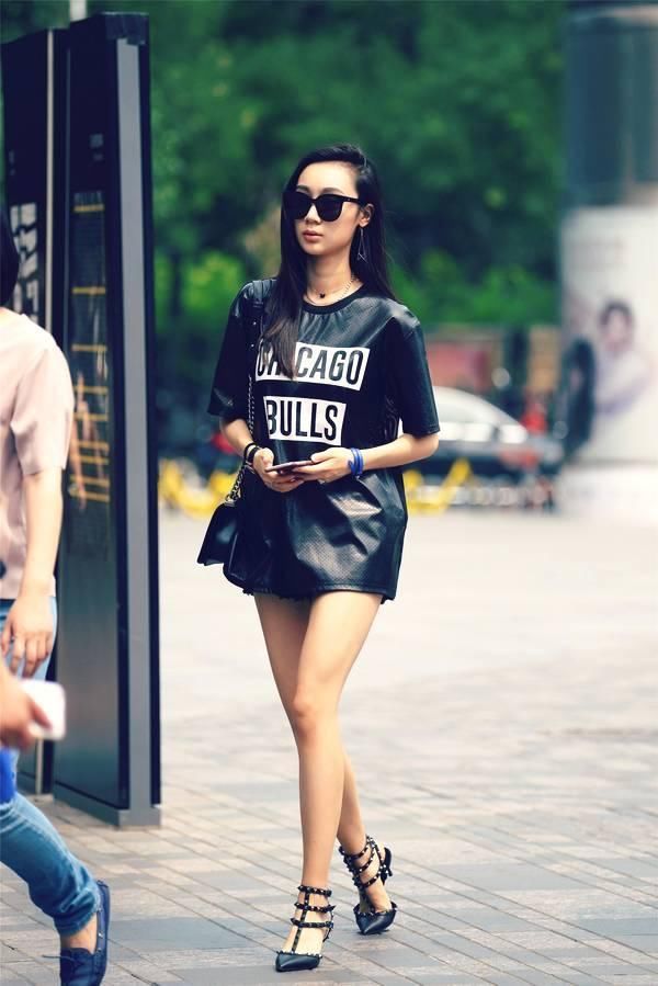 街拍：现在的时尚姑娘，她们年轻漂亮，身材又好，还很会穿衣搭配