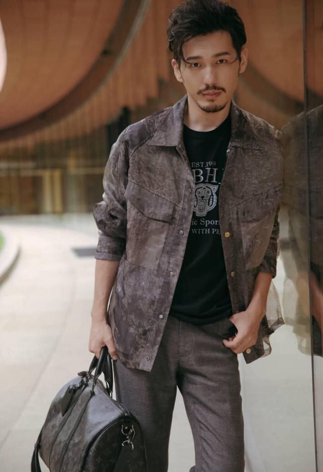 白宇这枚男主衣品再次火了，颜色沉稳雅致，我只想说一句好看