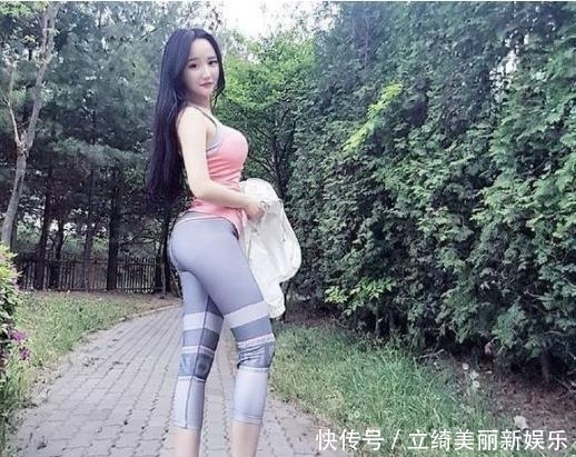  『舒适』街拍：性感丰满打底裤小姐姐，穿着潮流耐看，呈现时髦气息