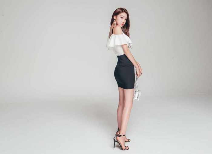 包臀裙配细高跟, 即使没有丝袜的修饰双腿依然美的让人羡慕