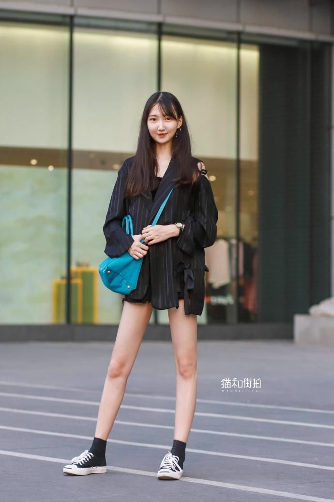 街拍:美女别出心裁的穿法，秀出细腰长腿，格外的吸睛!