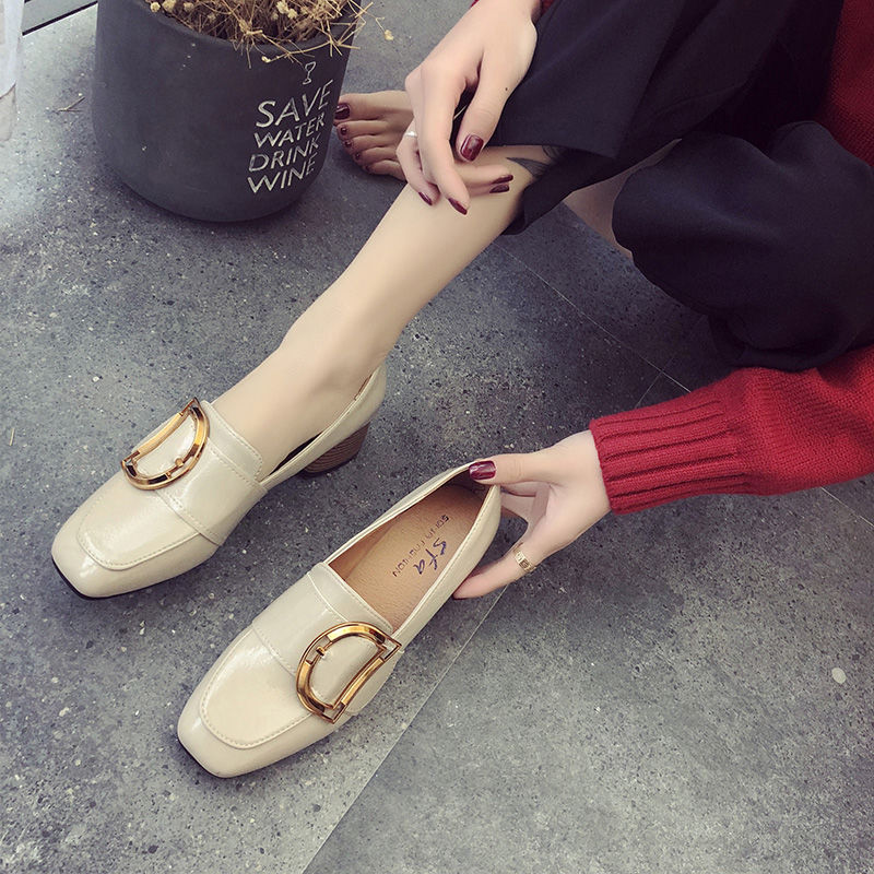 别再穿10几块的“地摊拖鞋”了，今年流行这样的，穿着你更气质