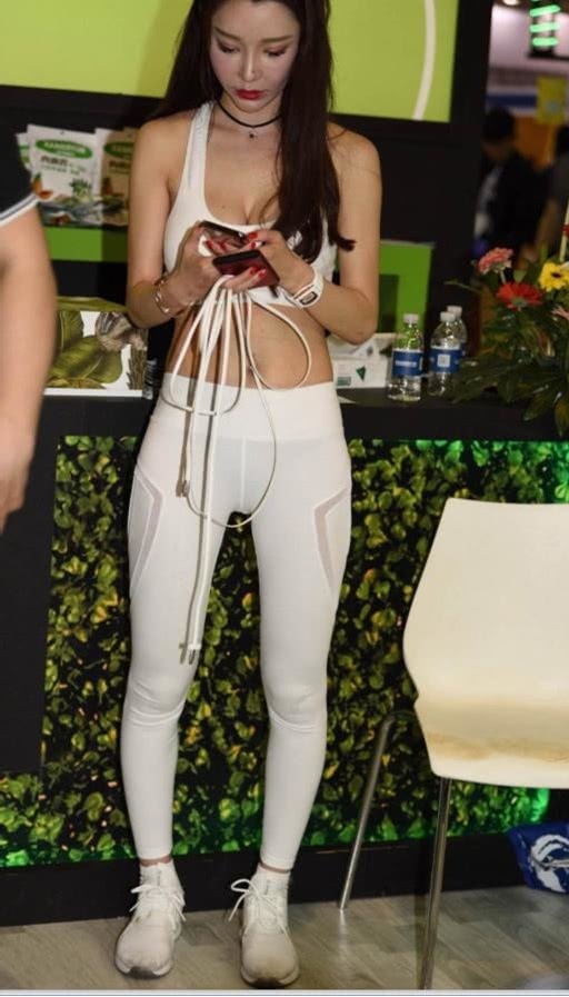 白色紧身裤辣妹，气质清纯，身材玲珑有致，露脐紧身衣尽显成熟女
