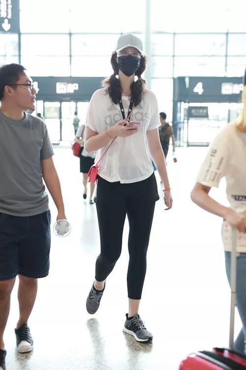 惠若琪开窍，知道在打底裤外面套短裤了，看着就没那么尴尬！