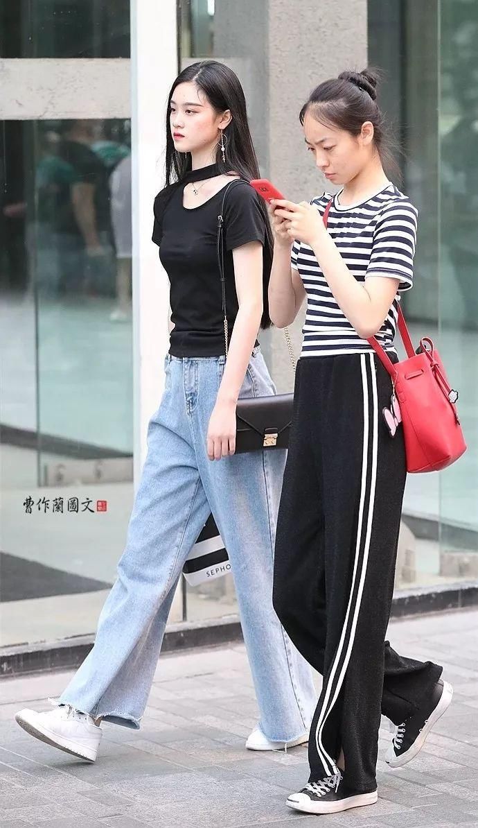 街拍:凸显好身材曲线的牛仔裤美女