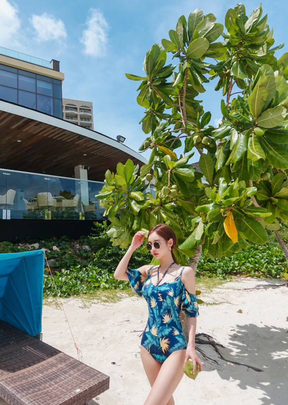 女神孙允珠，枯藤蓝叶梦幻夏威夷绑带泳装