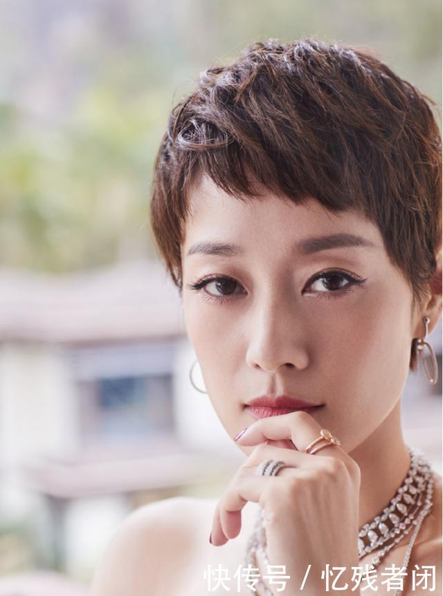  [连体]马伊琍太“分裂”，穿抹胸连体裤太大胆，肩膀真美！