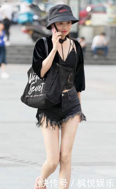 【美女】街拍:美女性感的小蛮腰,看起来很是吸引眼球