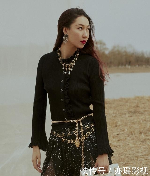 穿搭■她是中国时尚圈达人,今穿黑色针织衫配透视裙,美腿若隐若现