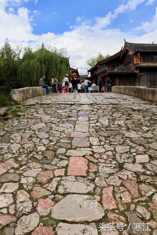 丽江古城80元维护费收了这么多年，但束河旁的梦幻水秀却坚决免费