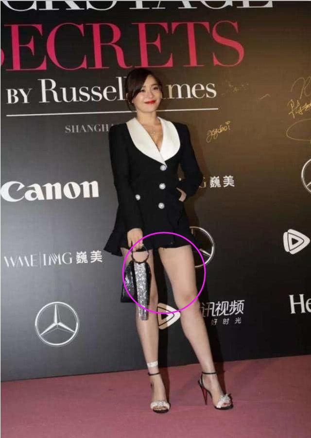 袁姗姗太猛了！穿了条别人不敢穿的短裙出门，网友：白给我都不要