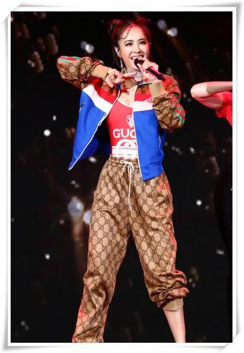 蔡依林又搞事！“连体泳衣”外穿引热议，网友：上厕所要怎么办？