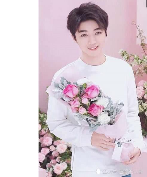 王俊凯更微博晒照片,评论区沦陷。粉丝们索要