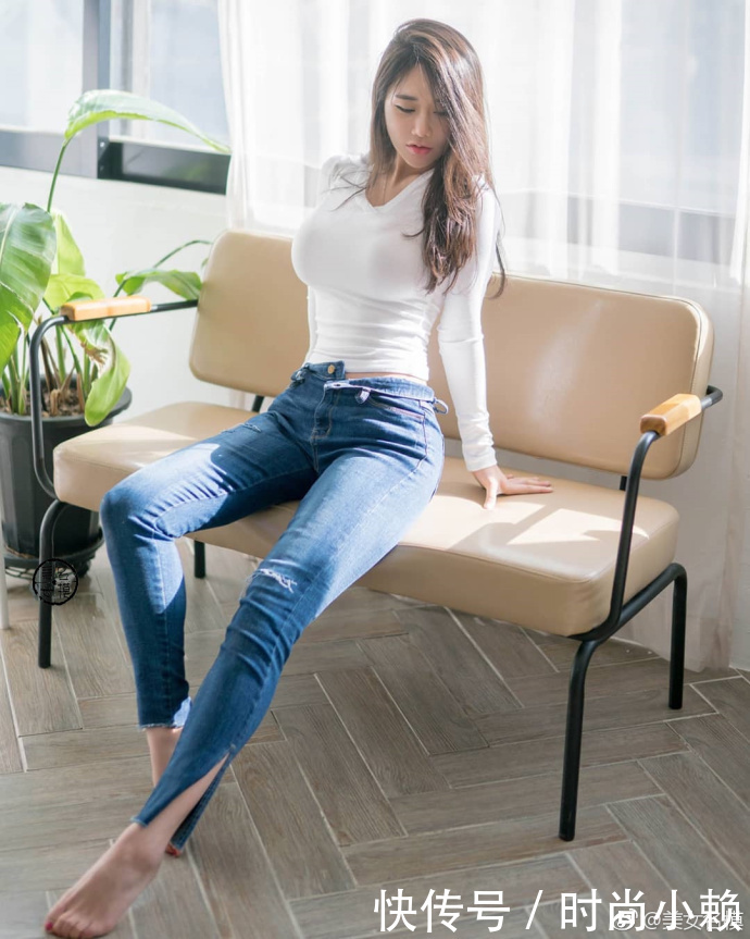 路人街拍，在锁骨上纹身的小姐姐