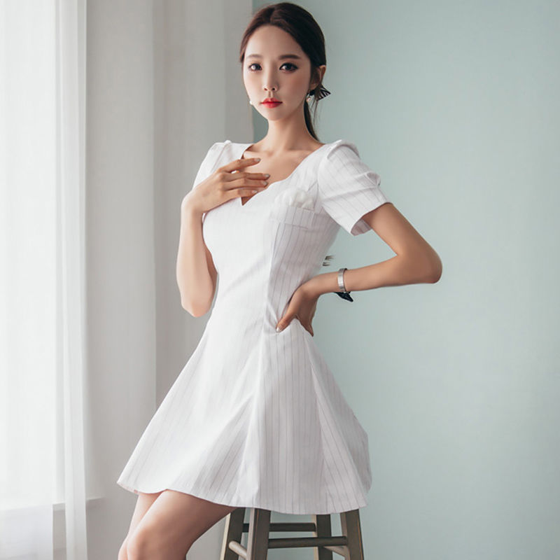 倘若你不到1米六，裙子不要太长，这些高高裙+单鞋，凸显自信美