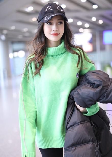  『内搭』Angelababy穿羽绒服也不显胖，配圆领衬衫紧身裤，身材好就是任性