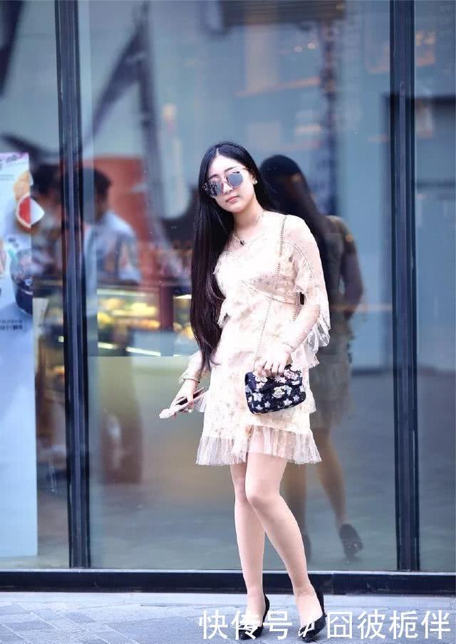  #简洁#路人街拍，美女可爱又美丽，穿白色的连衣裙，简洁大气
