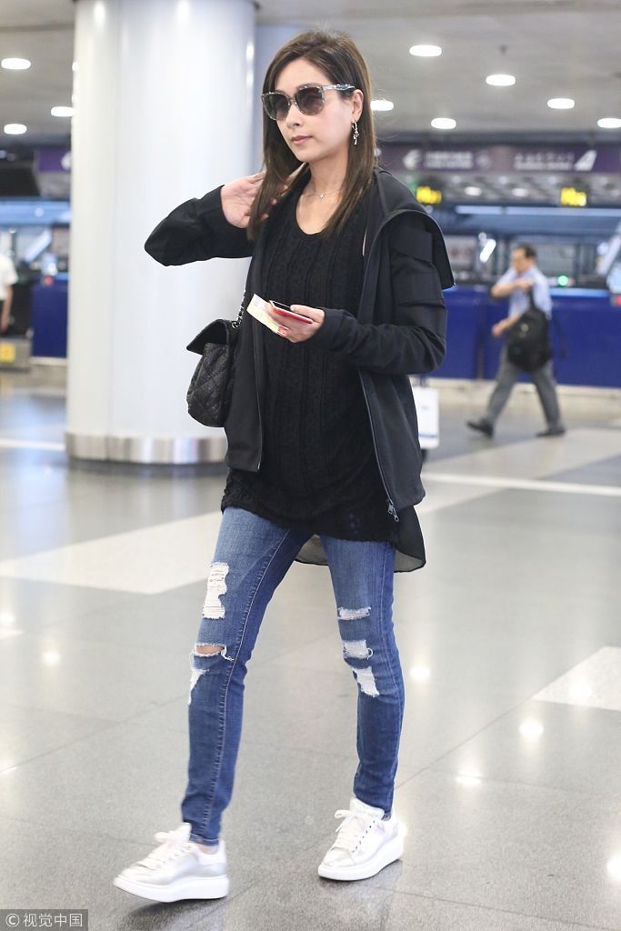 44岁杨恭如黑超遮面星范儿十足  一路大步流星手撩“黑长直”气质