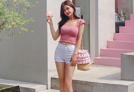 身材微胖的牛仔短裤小姐姐,呈现出女神的甜美感!