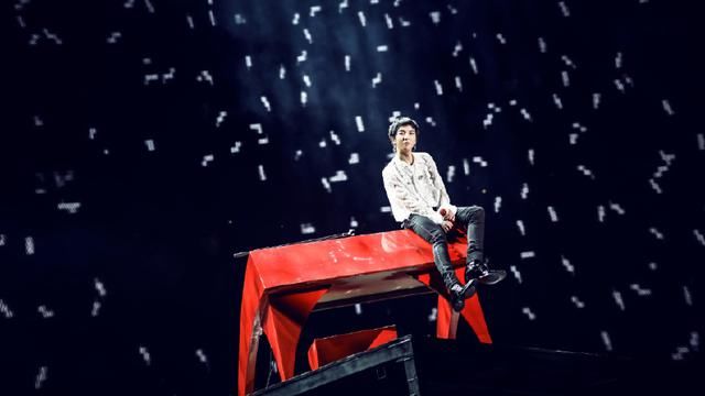 28岁华晨宇火星演唱会完美收官，个性红流苏确定不是啦啦队道具？
