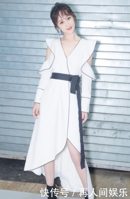 杨紫真的是越来越时尚了，把短袖反着穿，一点都没有违和感