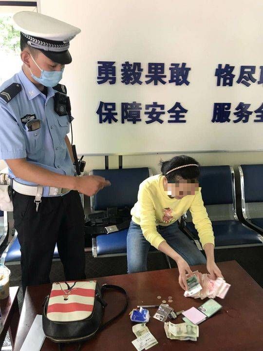 [李女士]成都交警捡到一个黑色背包 没想到拯救了一个家庭