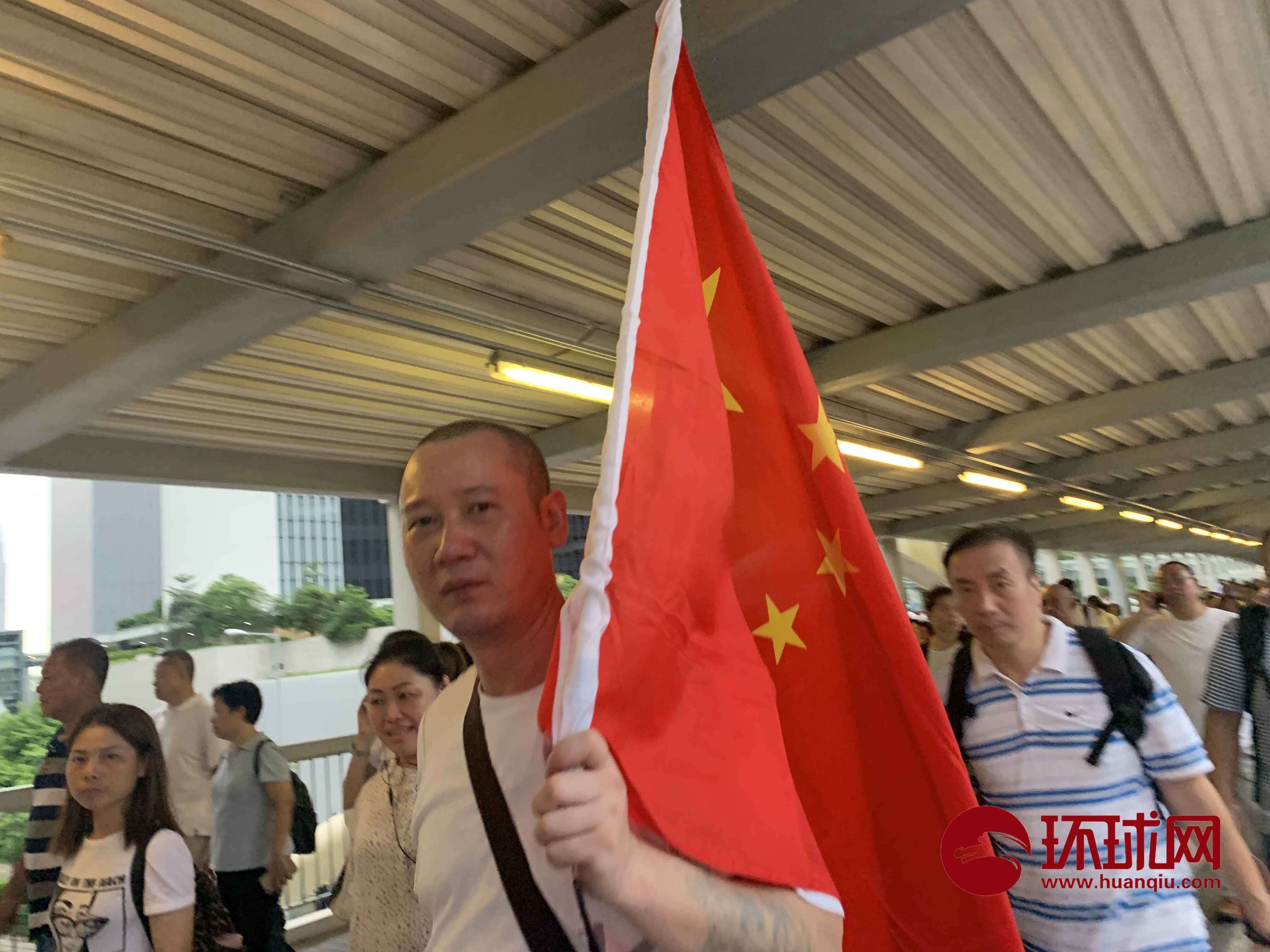 香港“反暴力、救香港”大集会结束，民众与执勤警察合影