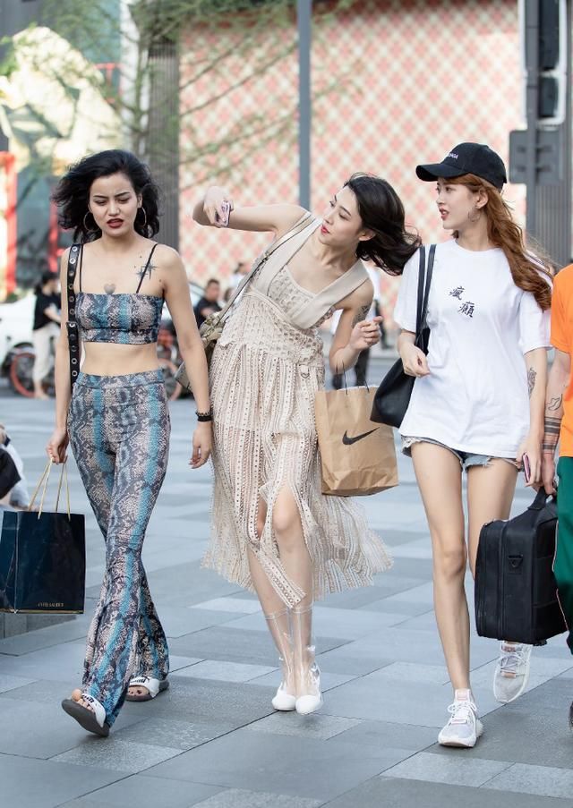 街拍，日常出街简约时尚的穿搭参考，让你穿出模特般的优雅气质!