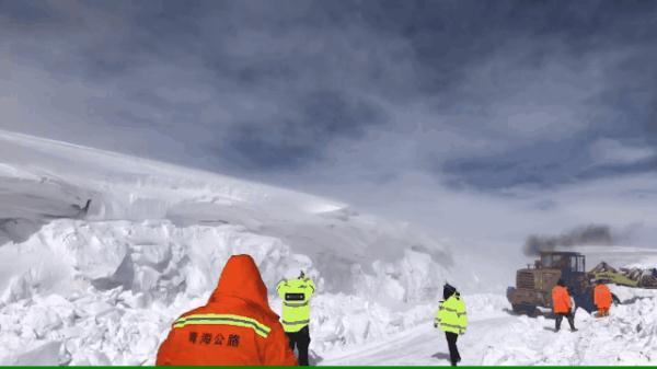 如同科幻大片！玛多境内高速公路积雪最深处达8米 汽车艰难通行