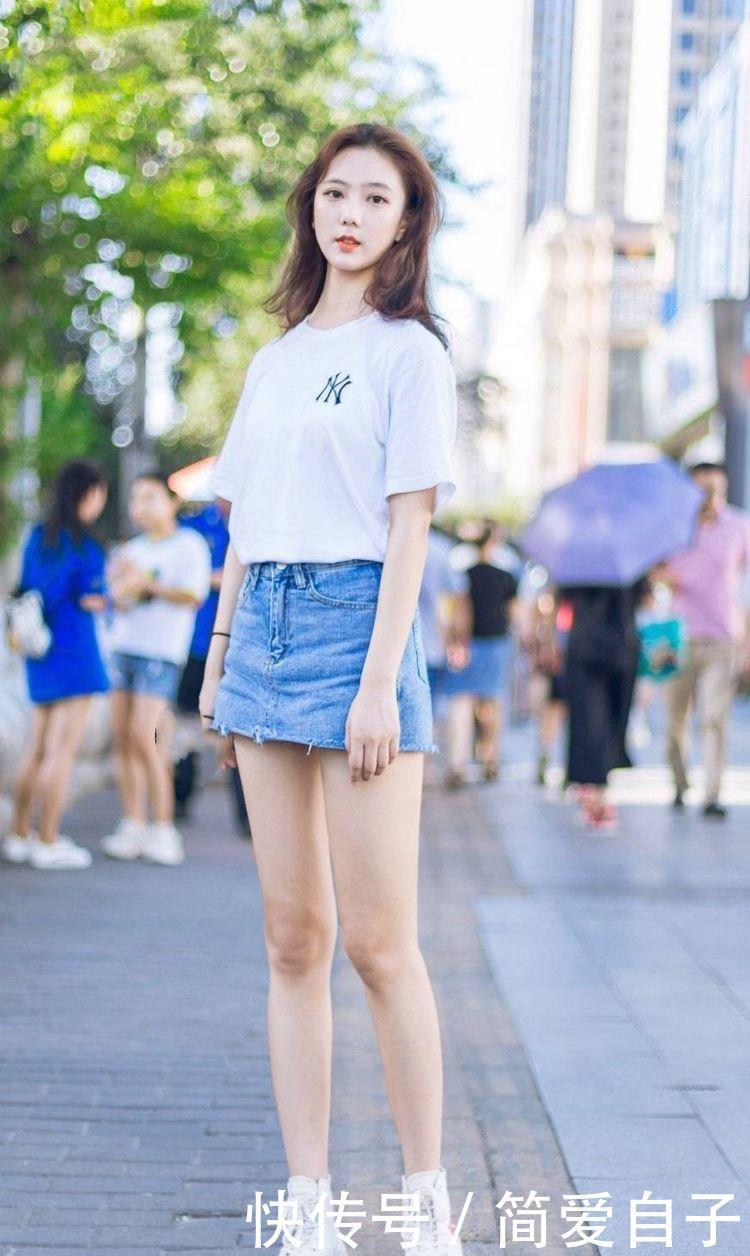  美女|小姐姐一件白色短袖T恤，搭配一条蓝色牛仔短裙，美得冒泡
