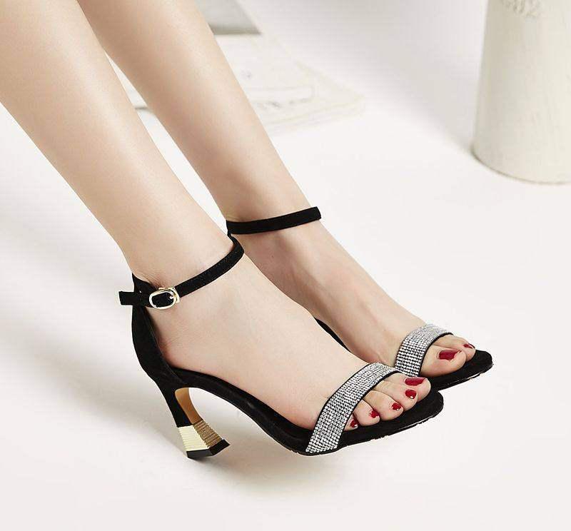 一字带高跟鞋显小清新的气质，充满着青春的活力