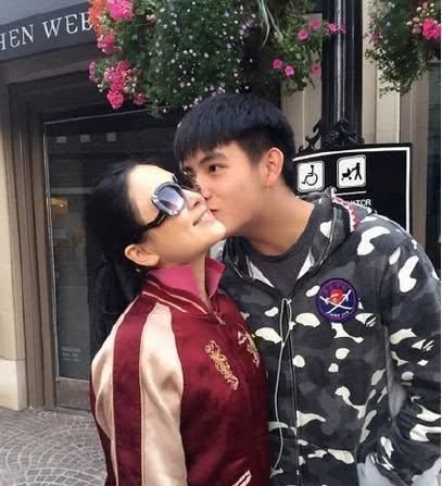 『 儿子』无论穿啥都略显疲态，只跟儿子一块时显少女，51岁陈红身材发福