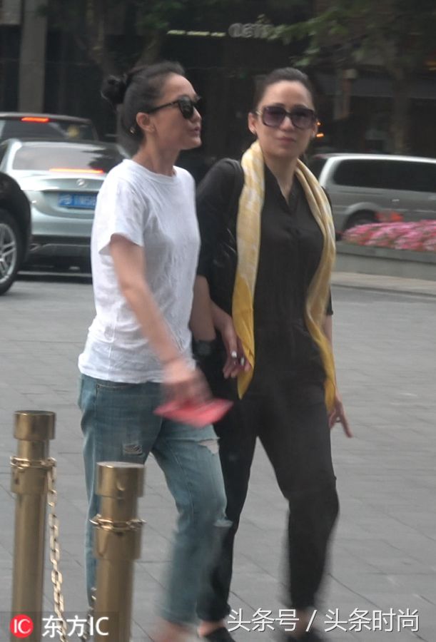 周迅出席活动穿的每一身都是美的 但机场show也太随意点了吧