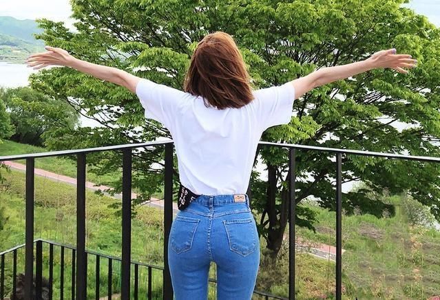 牛仔裤收紧腿部线条更突出女性的魅力，衬托出女性优美的曲线