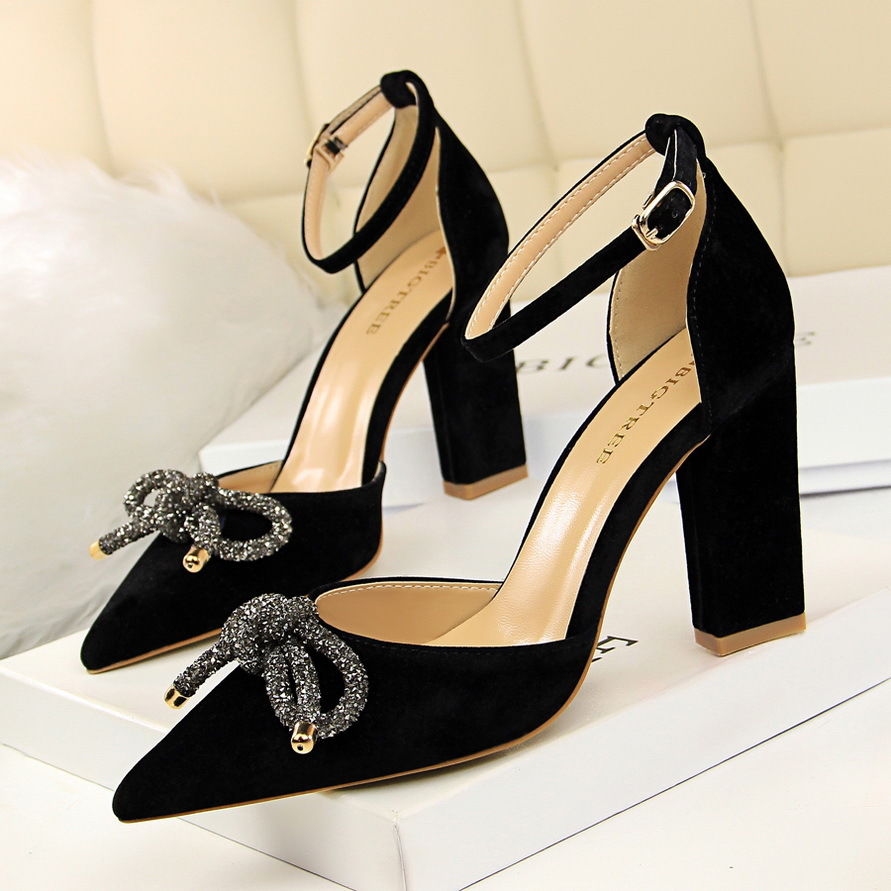 矮个子女人，别在穿粗跟鞋，老气!换上这些细跟鞋，显嫩有女人味