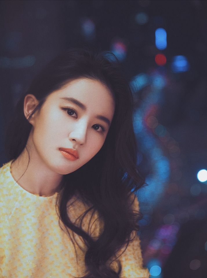 刘亦菲长发披肩尽显优雅，罕见深V领口大秀事业线!