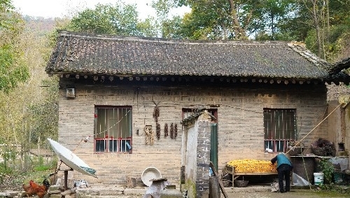  「山西」山西76岁农村老人，守着3间瓦房1条小溪不离开，咋回事