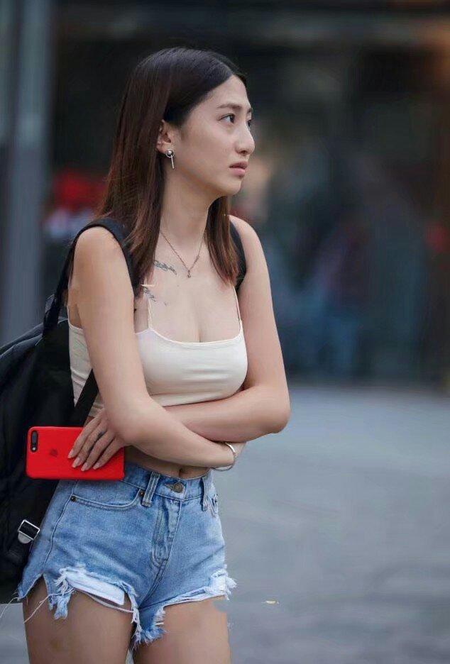 街拍:图六穿“小吊带”,展现玲珑曲线,令人赞叹不已!